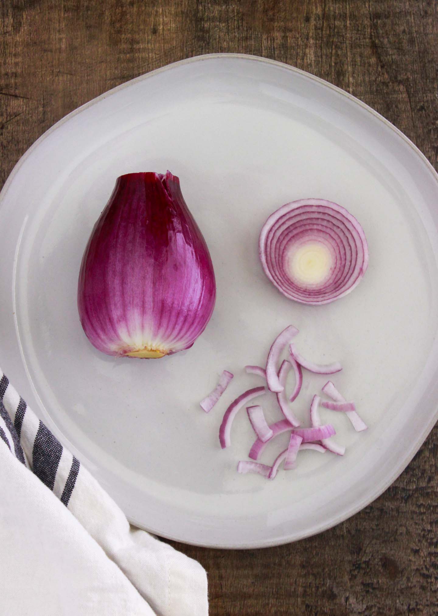 Red onion - photo of it whole, sliced and slivered