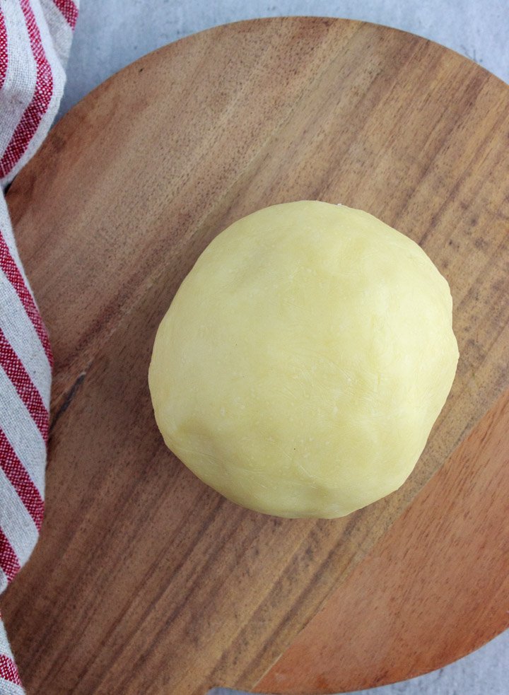 Ball of gluten-free dough for pie
