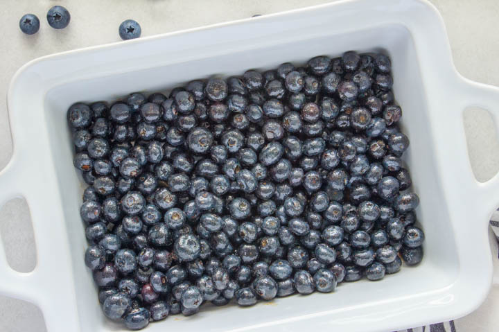 Step-by-Step Instructions: Blueberry filling in the baking dish